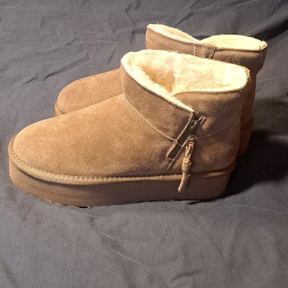 NWOT Bearpaw Women's Toni Zip Side Brown Platform Size 9 Boot